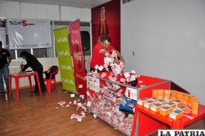 Sorteo de Coca Cola atrajo la atención de varios consumidores