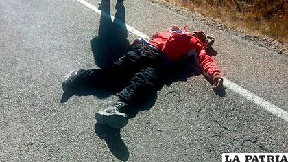 El motociclista falleció sobre el pavimento de la carretera