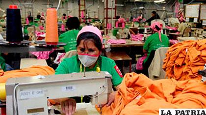 Microempresarios no están de acuerdo con nueva norma que rige su sector /Bolivia emprende