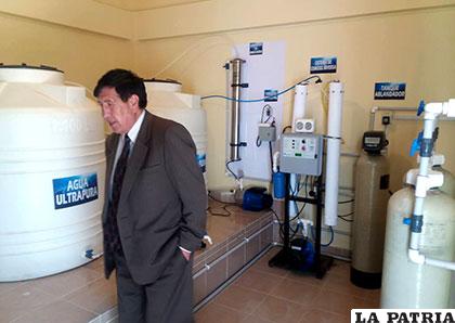 El director del Hospital General, en una visita a la planta purificadora de agua