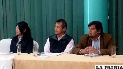 Yuki Akasaka (izquierda) presentó su informe con relación al trabajo que realiza en Oruro
