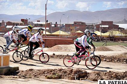 Las damas también demuestran sus condiciones para el bicicross
