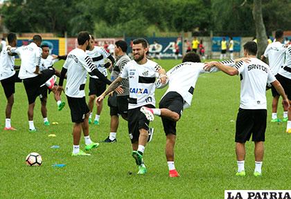 Los jugadores del Santos, permanecen desde el lunes en Santa Cruz /APG