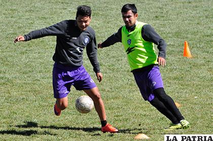 Hinojosa con el balón ante la marca de Prado