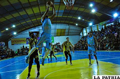 Daniel Nembhard, jugador de CAN, en su afán de encestar ante el apoyo del público
