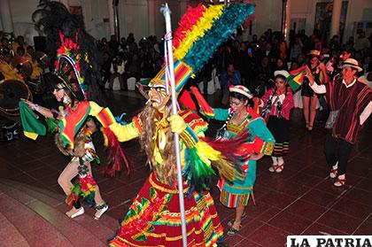 Durante una presentación de la Academia de Danza del Carnaval de Oruro /Archivo