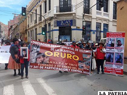 Víctimas de la injusticia protestan en las puertas del Tribunal de Justicia de Oruro