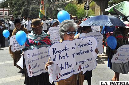 Instituciones deben poner en práctica el trato preferente a los adultos mayores /Archivo
