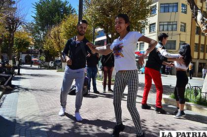Hugo Araya bailando salsa en plena plaza 10 de Febrero