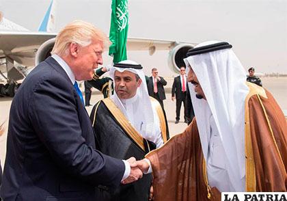 Donald Trump (izq.) saluda al rey saudí, Salman bin Abdulaziz (der.) /elmundodecordoba.com