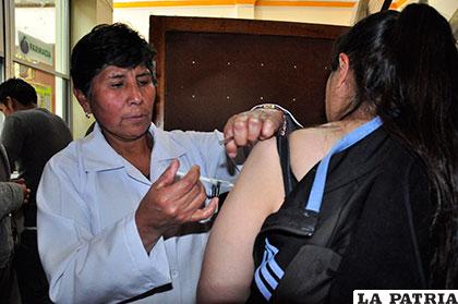 Oruro cuenta con 57 mil dosis de vacunas para personas adultas /Archivo
