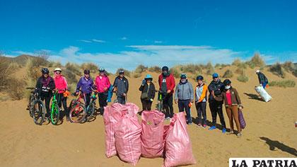 Voluntarios recogieron varios sacos de botellas de los arenales