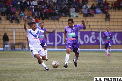 Gerardo Yecerotte disputa el balón con Darwin Peña