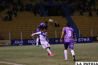 Didí Torrico intenta recibir el balón a pesar de la marca férrea /APG