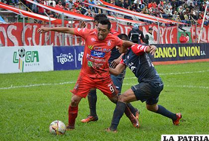 Luis Melgar intenta eludir la marca de sus rivales /APG