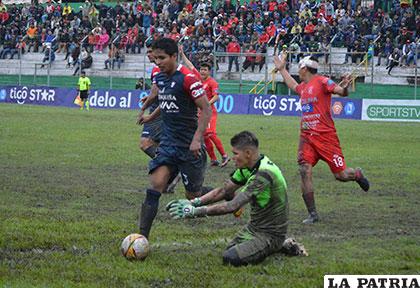 El campo de juego no estuvo en buenas condiciones para el desarrollo del partido /APG