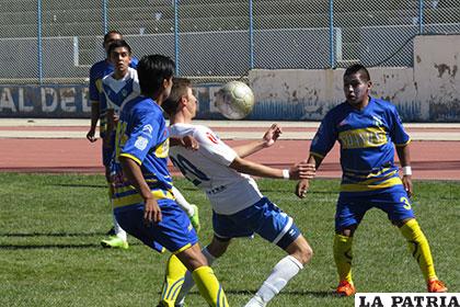 La acción del cotejo entre San José y EM Huanuni