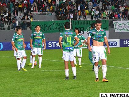 Molestos por el resultado los jugadores de Petrolero de Yacuiba /APG