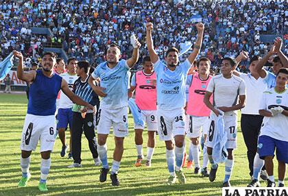 Festejo de los jugadores de Aurora por la clasificación a la final /APG