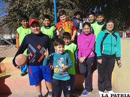 Niños y niñas que participaron en la primera jornada del festival de handball