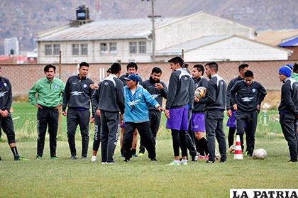 Cárdenas, brinda instrucciones a los jugadores del plantel 