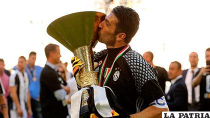 Gianluigi Buffon con el trofeo de campeón del fútbol italiano /pasionfutbol.com