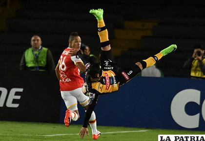 Marvin Bejarano intenta pegarle de media chilena /APG