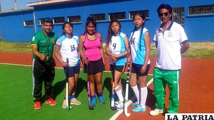 Deportistas orureñas que asistieron a la concentración