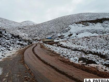 La intensa nevada en la Cumbre imposibilitó la circulación vehicular en la carretera Oruro-Cochabamba /ABC