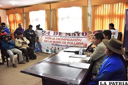 El gobernador subrogante, Zenón Pizarro, convocó a la marcha en contra del racismo /GAD-ORU