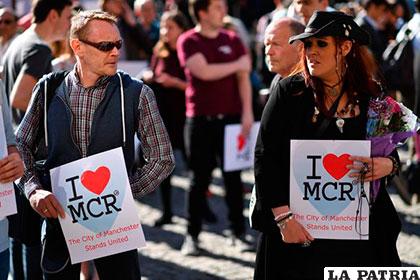La gente expresando la unidad y solidaridad de los ciudadanos de Manchester /lavanguardía.com