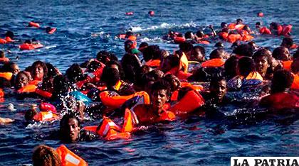 Migrantes naufragaron en el Mediterráneo /elcomercio.com