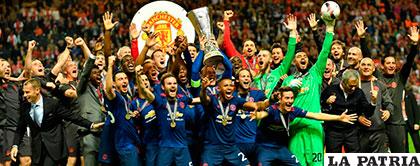 Los del Manchester United festejan el título de la Liga Europa que conquistaron ganando al Ajax /larepublica.ec