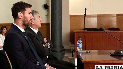 Lionel Messi junto a su padre en la audiencia ante el Supremo /ecestaticos.com