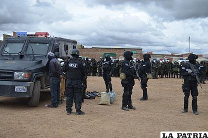 Personal policial custodia a un grupo de jucus aprehendidos en flagrancia