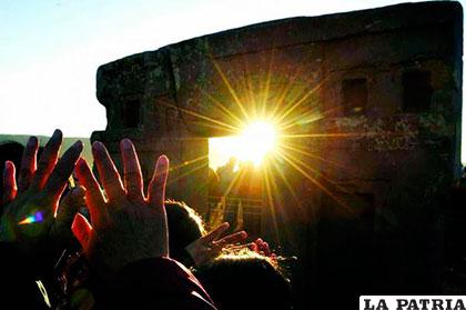 Muchos van a Tiahuanaco a recibir los primeros rayos del sol en el Año Nuevo Aymara /cambio.bo
