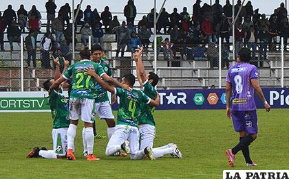Después de mucho tiempo Petrolero pudo celebrar un triunfo en casa /APG