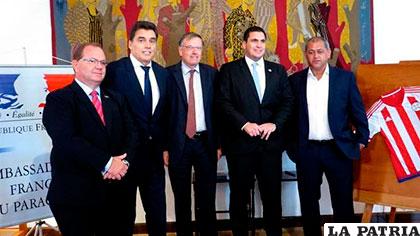 Los ex jugadores junto a los diplomáticos franceses en Paraguay /holaciudad.com