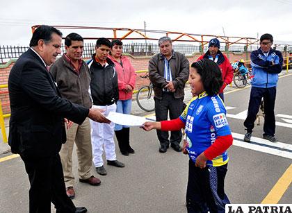 La asociación de Oruro entregó una carta a Hernández, mediante una de las ciclistas