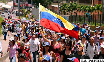 Venezolanos siguen marchando para conseguir la mejora de la región /amazonaws.com
