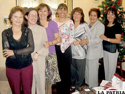 Miriam Iporre de Miralles con sus amigas más cercanas