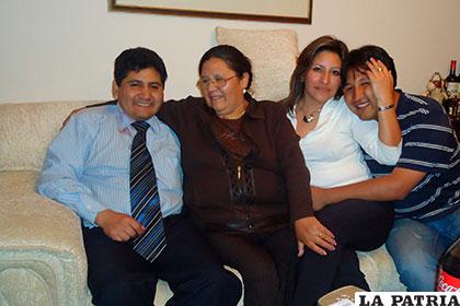 Junto a sus hermanos y a su madre a quien admira mucho