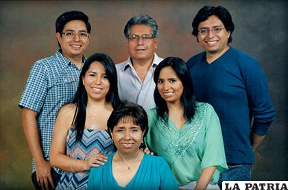Irma Rivero junto a su esposo e hijos