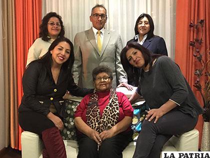 Albina Alanes junto  a sus cinco hijos los cuales son el motor de su vida