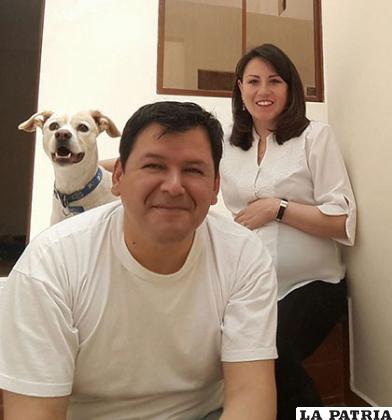Junto a su esposo, hace un par de meses, en la etapa de espera de su bebé que es la razón de su vida