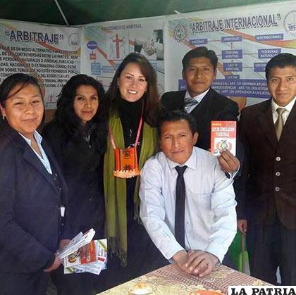 Es una exitosa profesional y se desempeña como docente de la Carrera de Derecho
