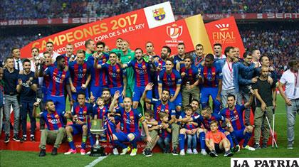 El plantel de jugadores de Barcelona con el trofeo de campeón de la Copa del Rey /AS.COM