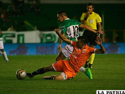 Damián Lizio intenta vencer la resistencia de Juan Zampiery /APG