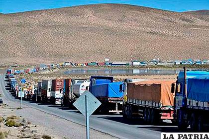 Continúan varados los camiones sin poder entrar a Chile /PRENSALATINA.COM