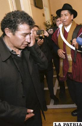 El diputado Víctor Borda se limpia la cara luego del escupitajo de Cusi /Pagina Siete